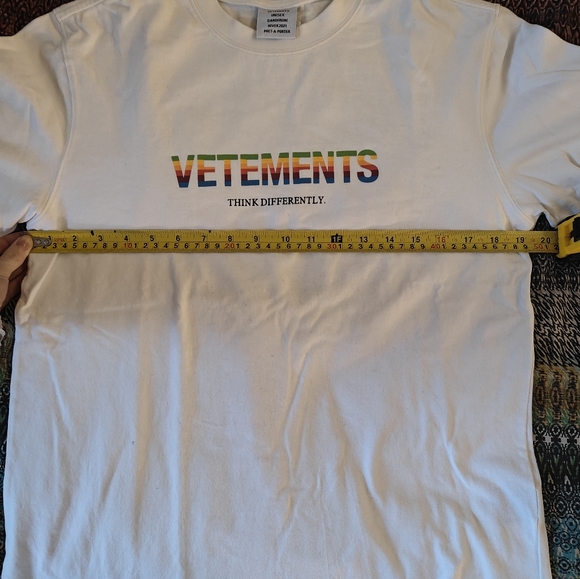 VETEMENTS "THINK DIFFERENTLY" t shirt in white - Picture 9 of 11